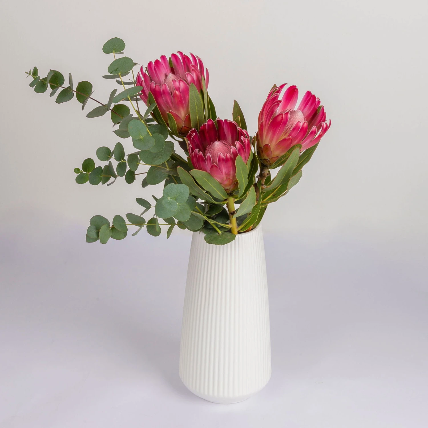 Blumenbund Protea 'Silvia' & Eukalyptus, Inkl. Gratis Grußkarte – Bild 3